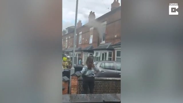 Una mujer rescata a sus cuatro hijos de un incendio en su casa mientras dormían y lanza una advertencia