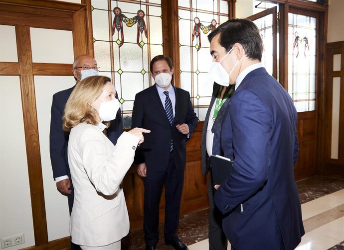 La vicepresidenta de Asuntos Económicos y Transformación Digital, Nadia Calviño (1i), y el presidente del BBVA, Carlos Torres (1d), conversan durante la inauguración del XXXVIII Seminario de la APIE 'La economía de la pandemia'