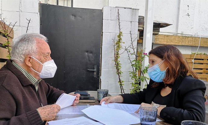 Amelia Velázquez con el presidente de la Asociación de Vecinos de Miraflores