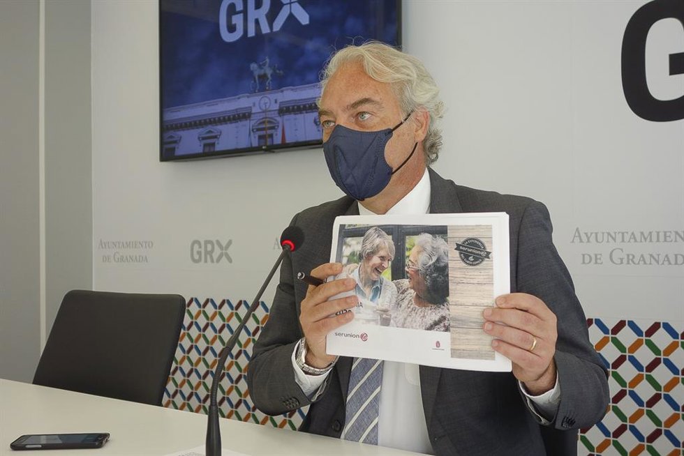 El concejal de Derechos Sociales del Ayuntamiento de Granada, José Antonio Huertas, en rueda de prensa.