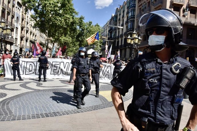La protesta contra el acto del presidente del Gobierno, Pedro Sánchez, en el Liceu.
