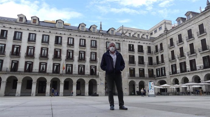 El portavoz regionalista en el Ayuntamiento de Santander,  José María Fuentes-Pila, en la Plaza Porticada