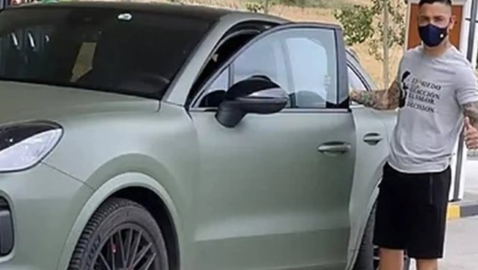 El jugador de Osasuna Chimy Ávila posa con la camiseta de la polémica