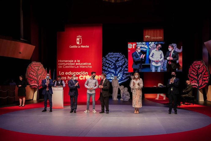 El presidente de Castilla-La Mancha, Emiliano García-Page, preside la Gala de homenaje a la comunidad educativa de Castilla-La Mancha