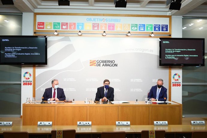 El director general de Industria y Pymes, Javier Navarro, el vicepresidente y consejero de Industria, Competitividad y Desarrollo Empresarial de Aragón, Arturo Aliaga, y el director general de Desarrollo Estatutario y Programas Europeos, Luis Estaún.