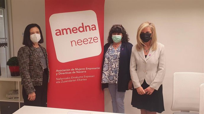 La presidenta de AMEDNA, Cristina Sotro (i), la directora gerente del Instituto Navarro para la Igualdad, Eva Istúriz (c), y la gerente de AMEDNA, Susana Labiano.
