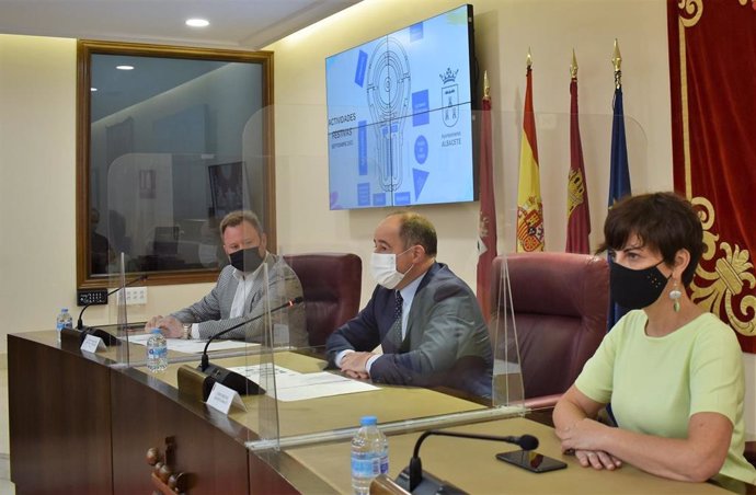 El alcalde de Albacete, Emilio Sáez, y el vicealcalde, Vicente Casañ, en rueda de prensa