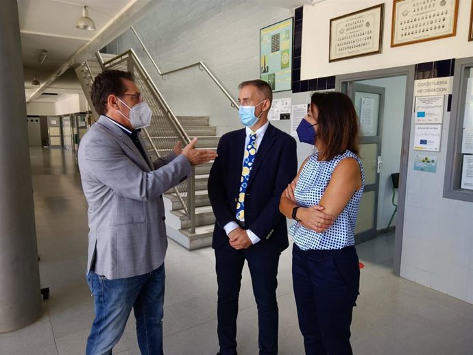 El delegado de Educación en Almería y la presidenta del Parlamento de Andalucía visitan el IES Bahía de Almería