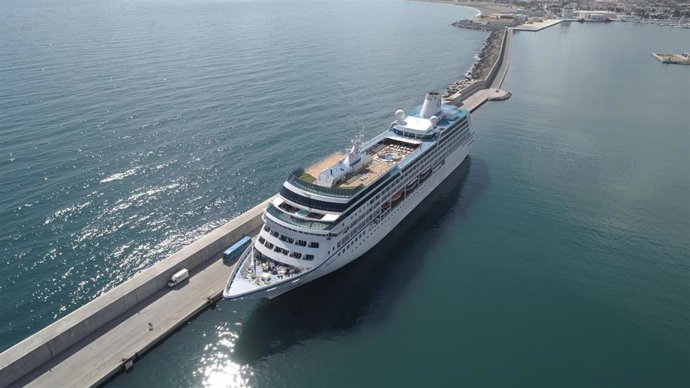 Foto aérea de un crucero atracando en el muelle Dique del Puerto de Motril (Granada)