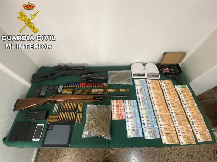 La Guardia Civil desarticula una organización criminal dedicada al cultivo de marihuana e interviene un arma robada en el 2006
