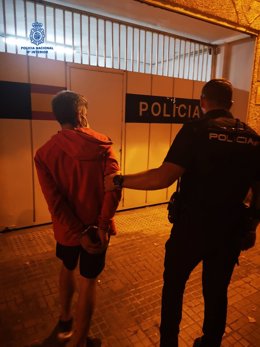 Un agente de la Policía Nacional junto al detenido por un delito de robo de vehículo en Palma.