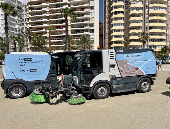 Vehículos que forman parte del dispositivo de limpieza de playas en Málaga capital