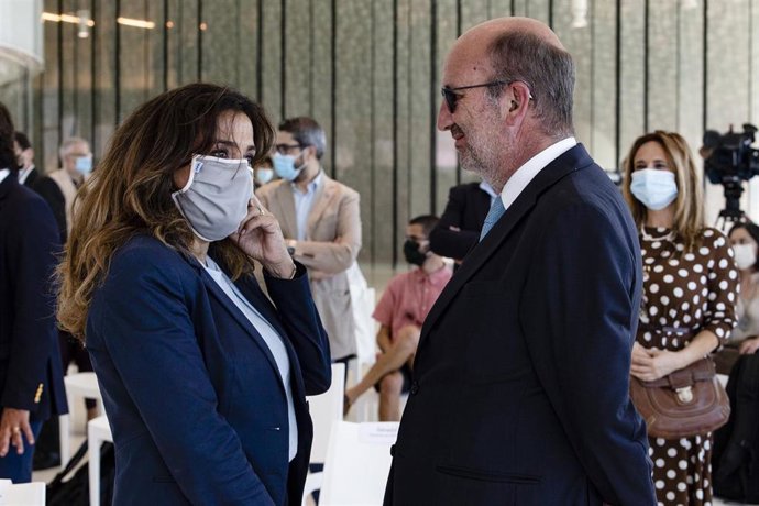 La alcaldesa de Matosinhos, Luísa Salgueiro, y el ministro de Medioambiente, Joao Pedro Matos Fernandes.