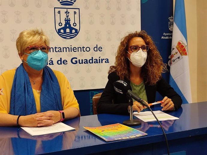 La delegada de Igualdad del Ayuntamiento de Alcalá de Guadaíra, Ana Vannereau, y la de Juventud, Rosa Carro, han presentado este lunes el cartel de esta IV Semana de la Diversidad Sexual.
