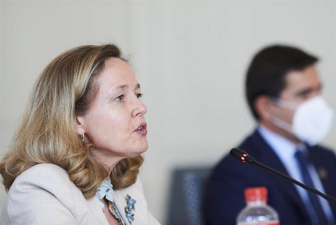 (I-D) La vicepresidenta segunda del Gobierno y ministra de Asuntos Económicos y Transformación Digital, Nadia Calviño, y el presidente del BBVA, Carlos Torres, durante la inauguración del XXXVIII Seminario de la APIE 'La economía de la pandemia'