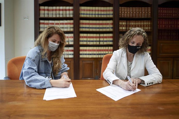 La gerente de AJE, Adriana Eransus, y la directora general Izaskun Goñi firman el convenio.