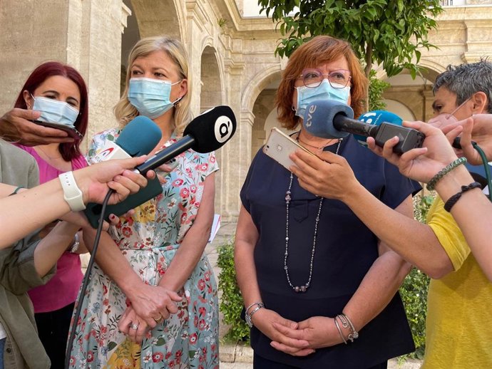 La consellera de Justicia, Interior y Administración Pública, Gabriela Bravo, (i) , y la delegada del Gobierno en la Comunitat Valenciana, Gloria Calero, tras la reunión de coordinación del dispositivo de seguridad de la Noche de San Juan.