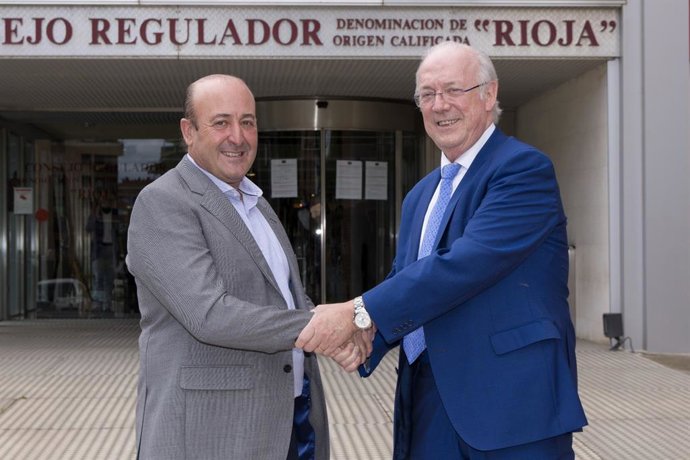 Fernando Ezquerro, a la izda, nuevo presidente de la Interprofesional del Vino y del Consejo Regulador de la DOC RIoja, saludado por el presidente saliente, Fernando Salamero, a la  derecha