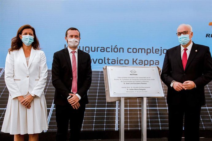 La directora general de Cliente y Generación Baja en Carbono de Repsol y presidenta de Repsol Electricidad y Gas, María Victoria Zingoni; y el consejero de Desarrollo Sostenible de Castilla-La Mancha, José Luis Escudero;