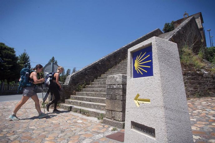 Dos personas realizan el Camino de Santiago, a 15 de junio de 2021, en Portomarín, Lugo, Galicia, (España). 