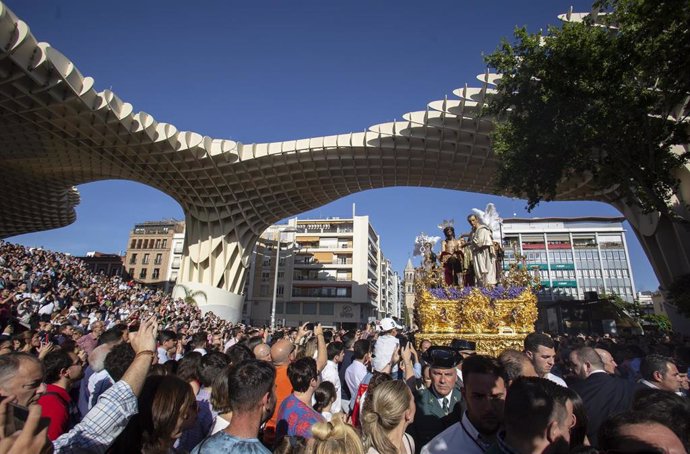 Archivo - Imagen de archivo de un Martes Santo en Sevilla con la procesión de la Hermandad de San Benito a su paso por la Encarnación