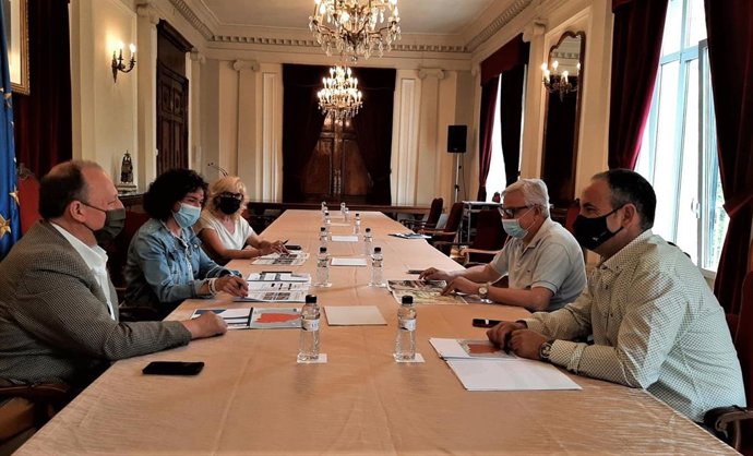 Reunión entre los respresentantes de la DGT y la DPH en Huesca,  para presentar la propuesta de señalización vertical en carreteras por las que discurran tramos del Camino de Santiago.