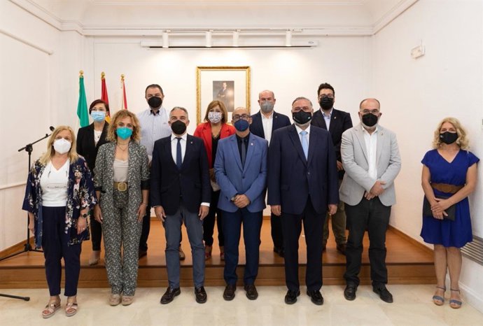 Elías Bendodo visita el Ayuntamiento de Albolote