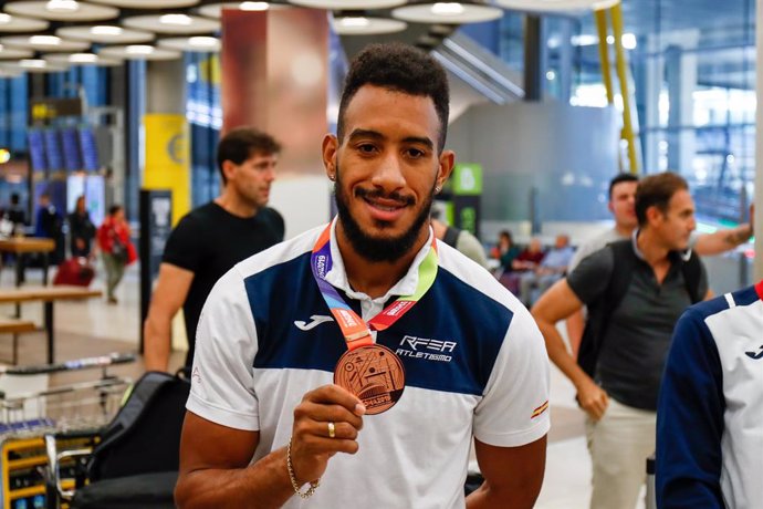 Archivo - Orlando Ortega, Bronce Medal in 110m Hurdles men, attends during the arrival at the Madrid airport after competing in the World Athletics Championships in Doha. October 07, 2019. Madrid, Spain.