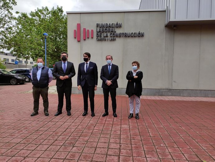 El consejero de Fomento y Medio Ambiente de CyL, Juan Carlos Suárez-Quiñones, (centro) flanqueado por los presidentes de la patronal de la construcción nacional y autonómica, Pedro Fernández (i) y Javier Vega (d), respectivamente.