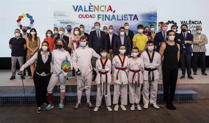 Fotografía de familia de deportistas junto a políticos y autoridades en la presentación de Valncia como sede de los Gay Games 2026