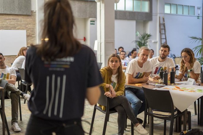 Archivo - Imagen de una charla a estudiantes.