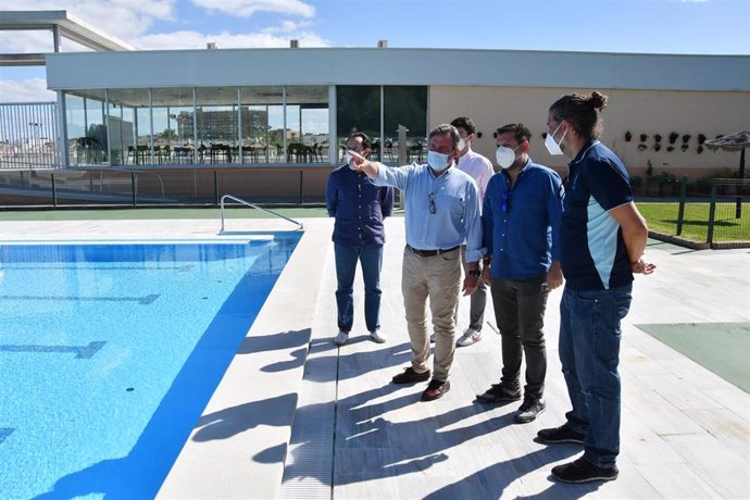 El concejal de Cultura y Deportes del Ayuntamiento de Tomares, Eloy Carmona, y concejal del área de Deportes, Nicolás Borreguero, en la piscina municioal.