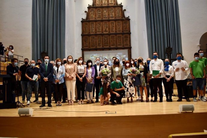 Participantes en el acto de reconocimiento a la comunidad educativa.