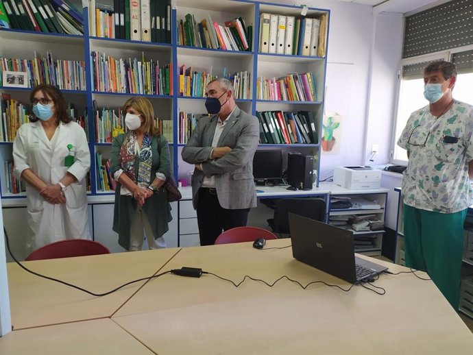 El delegado de Educación y Deporte de la Junta en Cádiz, Miguel Andréu, acompañado de María Isabel Paredes, delegada de Salud y Familias, durante la visita al Aula hospitalaria del Hospital Puerta del Mar.