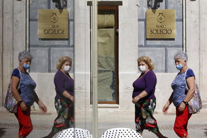 Archivo - Ambiente en Málaga con personas con mascarillas, foto de archivo