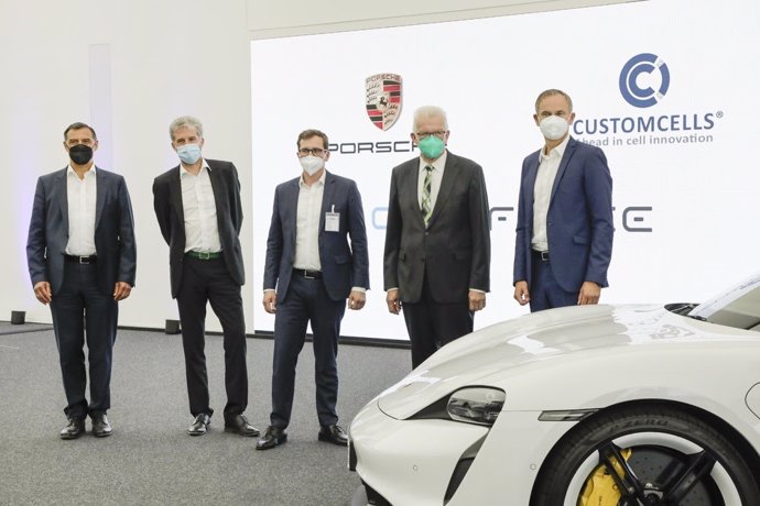 Porsche invierte decenas de millones para controlar el productor de celdas para baterías Cellforce.