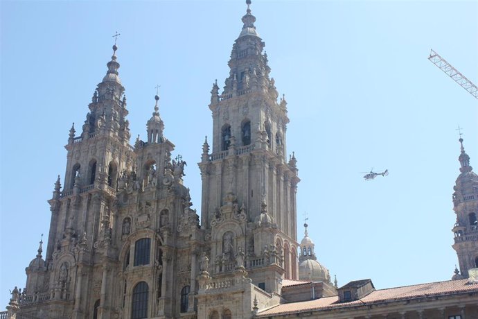La Unidad de Helicópteros de la Policía Nacional sobrevuelva el cielo de Santiago con motivo del Xacobeo.G