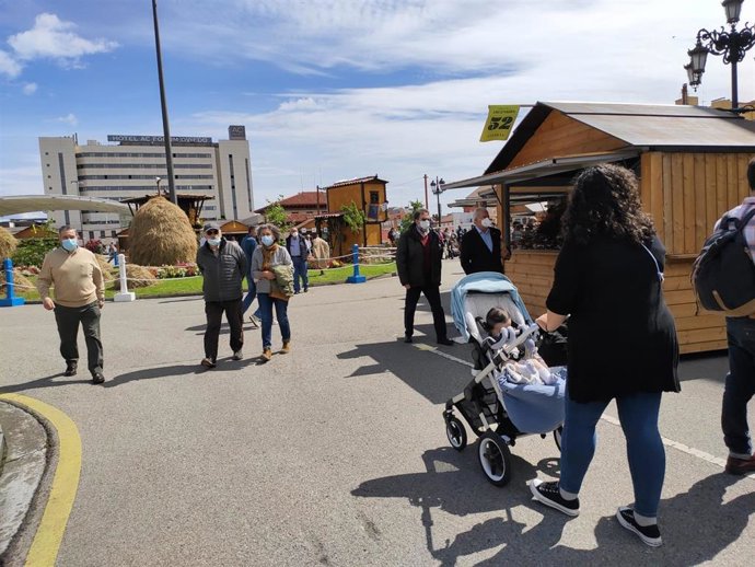 Archivo - Personas paseando en la Feria de la Ascensión en La Losa de Oviedo.