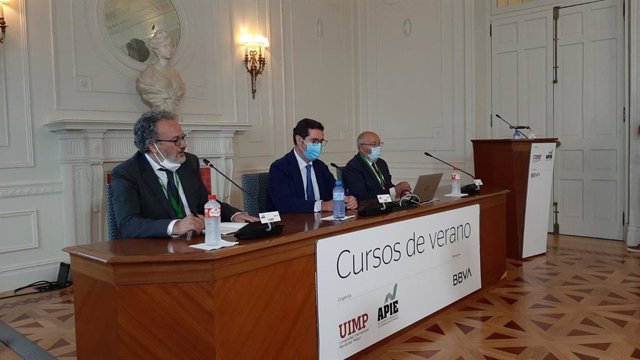 El presidente de la CEOE, Antonio Garamendi, en el semanario 'La economía de la pandemia', organizado por BBVA y APIE