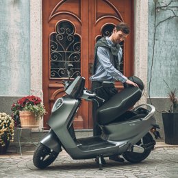 With its chic aesthetic, thoughtful design touches and high-quality components, the Yadea C1S offers a refined and sporty ride to travelers.