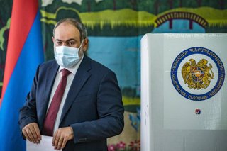 El primer ministro de Armenia, Nikol Pashinián, votando en las elecciones del país