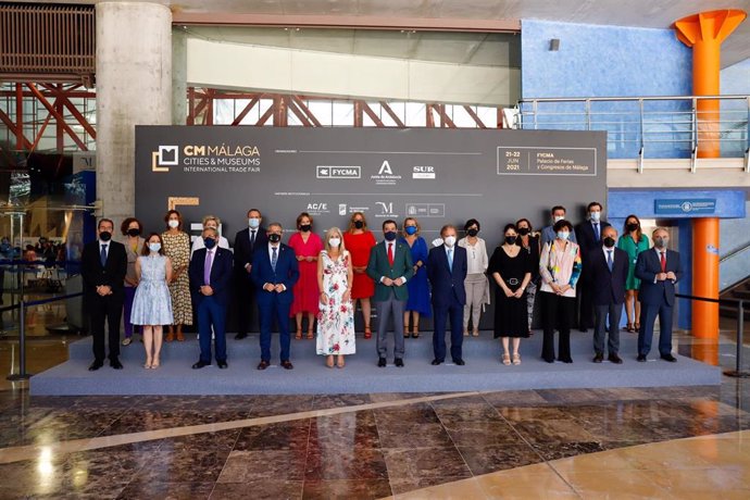 El presidente de la Junta de Andalucía, Juanma Moreno(c), en foto de familia  con  la consejera de Cultura, Patricia del Pozo (5i), a la llegada a la  inaugura el encuentro Cities and Museums International Trade Fair a 21 de junio del 2021