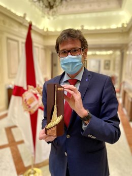 El alcalde de Vitoria, Gorka Urtaran, con el premio