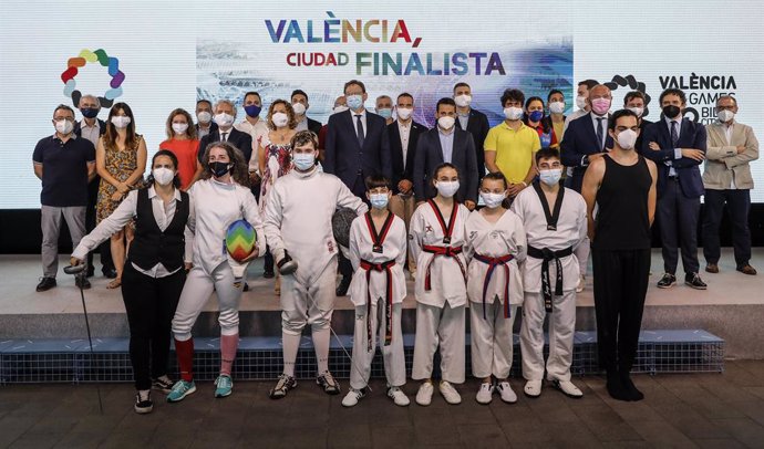 Fotografia de família d'esportistes al costat de polítics i autoritats en la presentació de Valncia com a seu dels Gay Games 2026