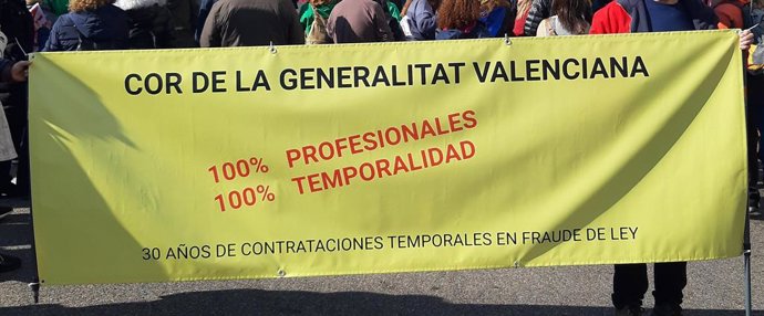 Archivo - Pancarta de protesta del Cor de la Generalitat Valenciana