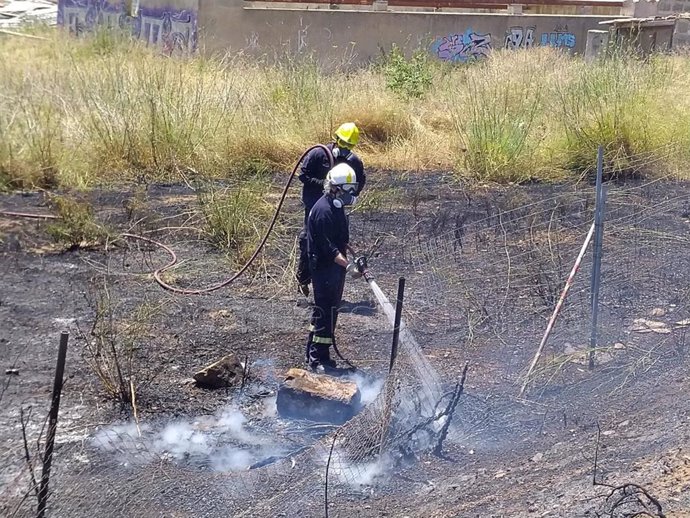 Un bombero de Palma actuando en el fuego.