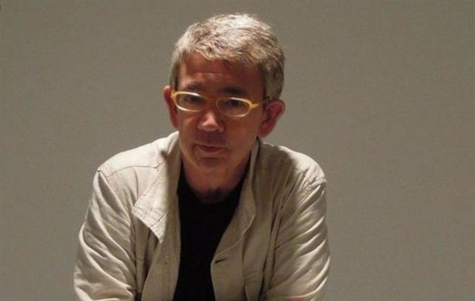 El escritor y periodista Guillermo Busutil ha sido galardonado con el Premio Nacional de Periodismo Cultural 2021,