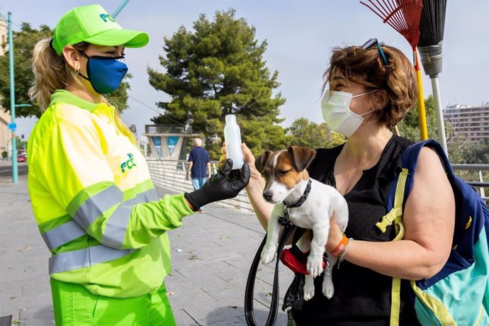 El Ayuntamiento de Zaragoza impulsa por segundo año una campaña para que se limpie el orín de los perros.