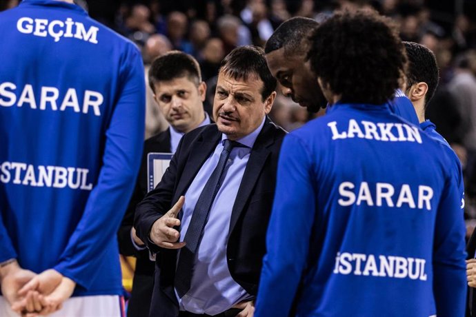 Archivo - Ataman dirigiendo al Efes