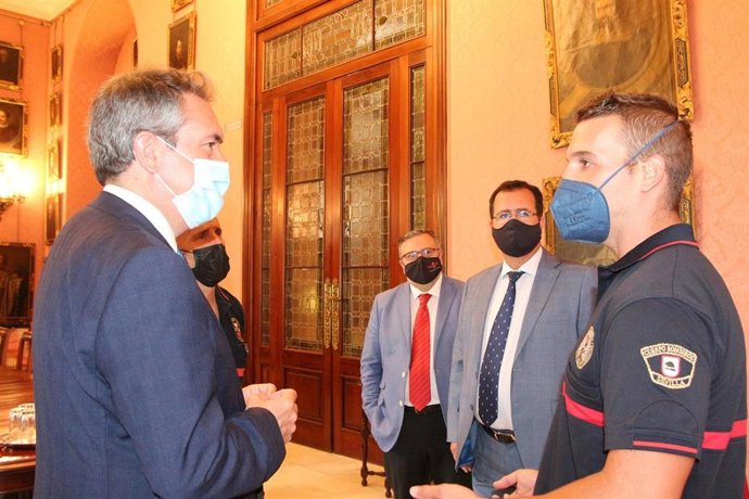 Espadas junto al bombero protagonista del rescate